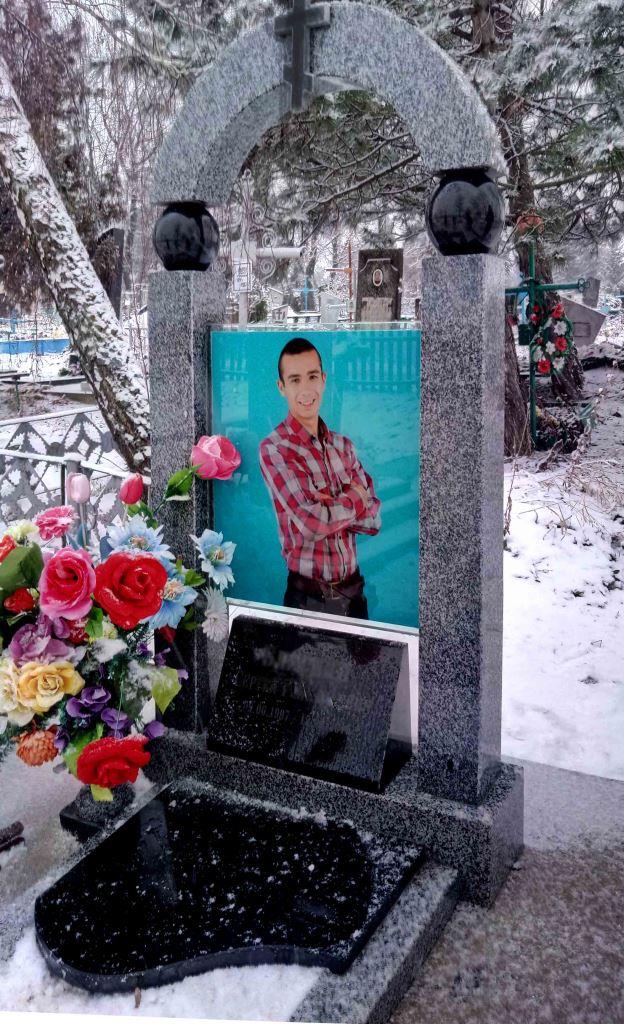 памятник с колоннами и стеклом